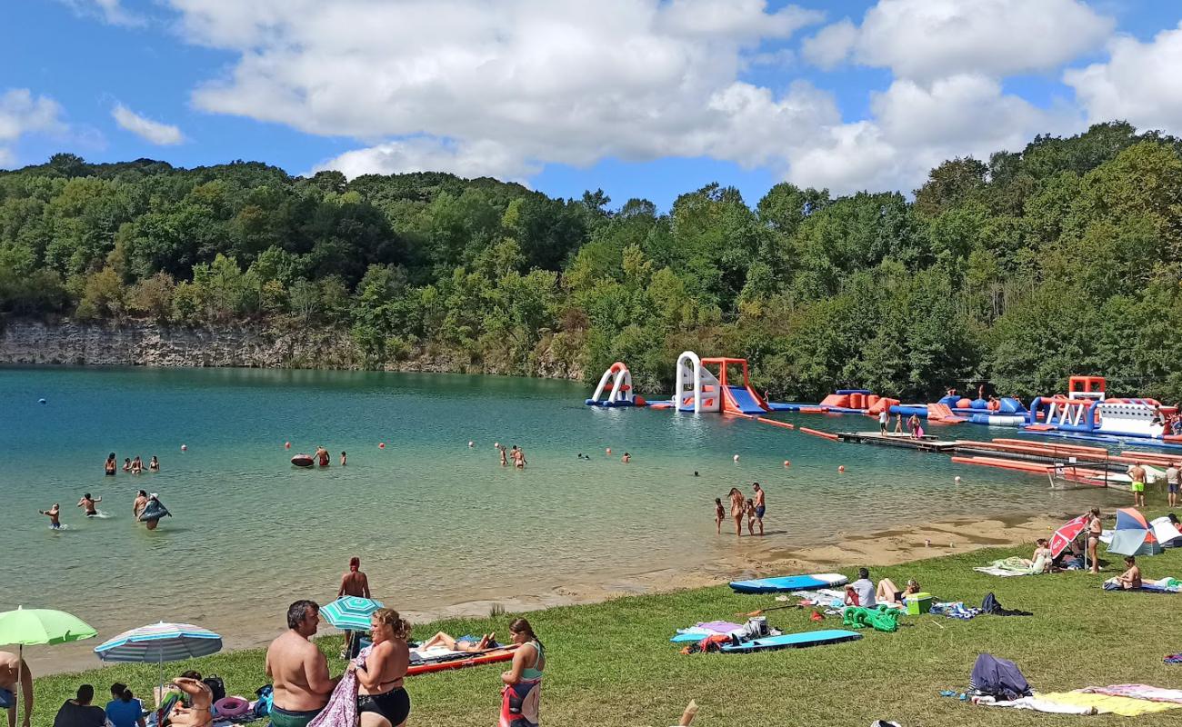 Plage du Lac des Arroques'in fotoğrafı açık bej kum yüzey ile