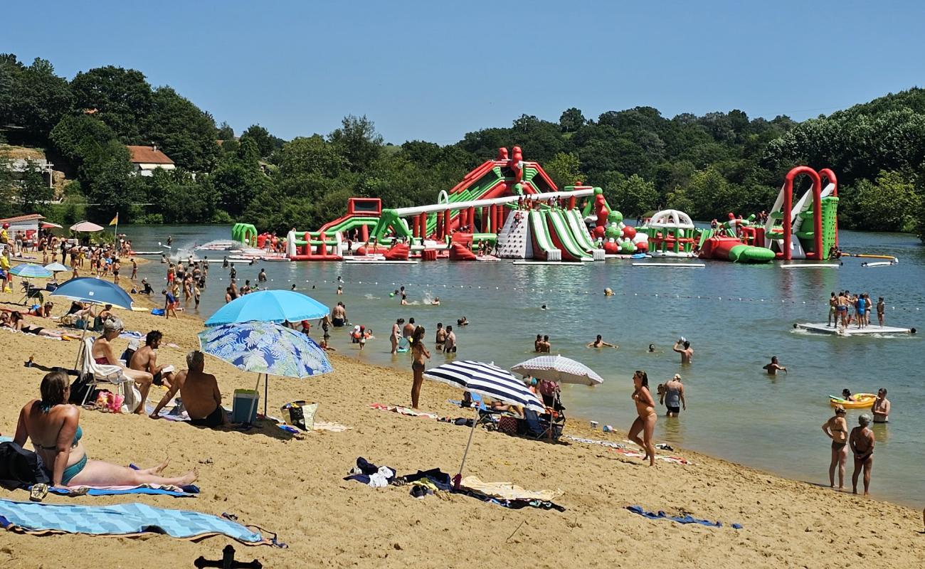 Plage du Lac de Saint-Pee-sur-Nivelle'in fotoğrafı açık bej kum yüzey ile