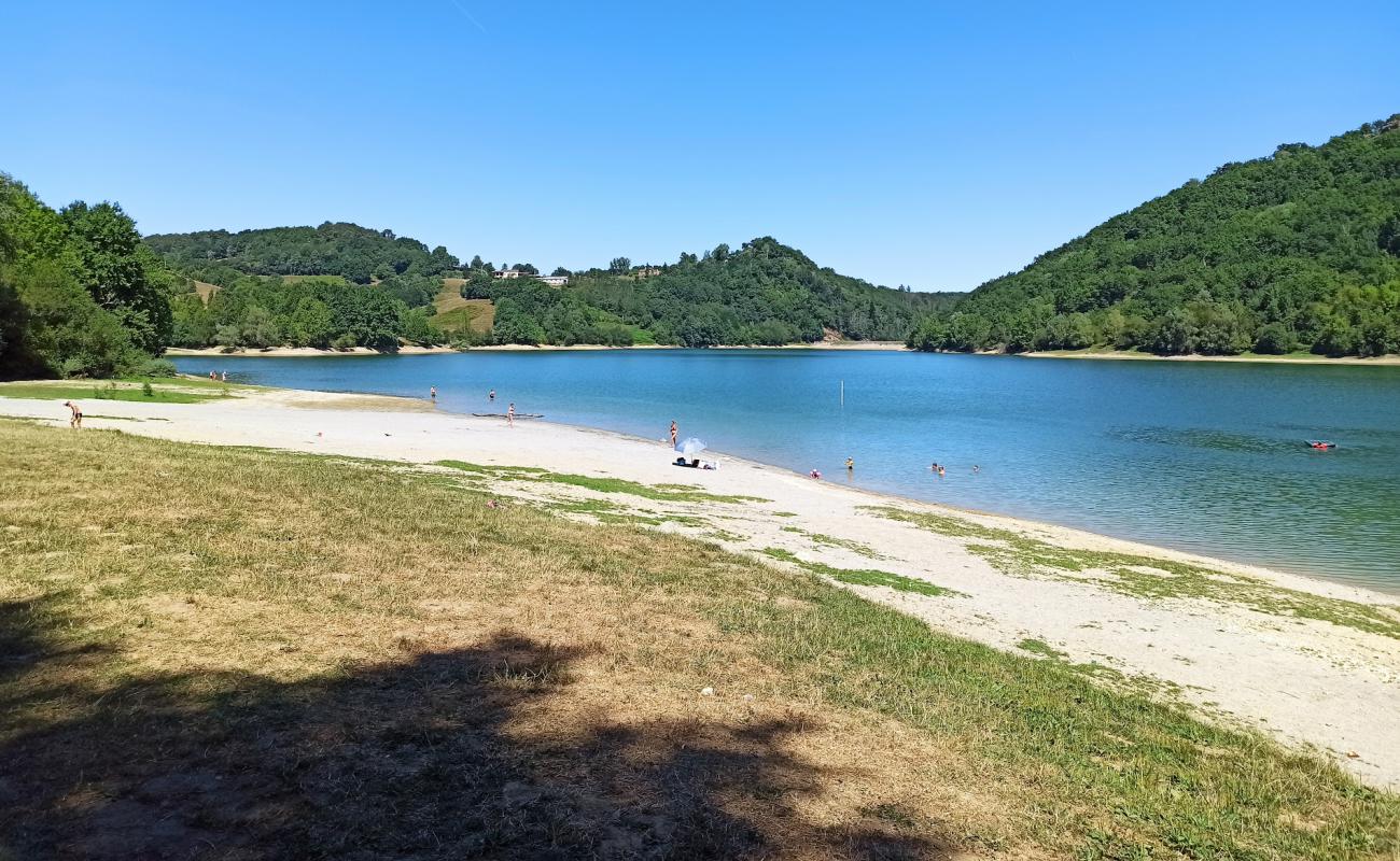 Plage du Lac de Mondely'in fotoğrafı açık bej kum yüzey ile