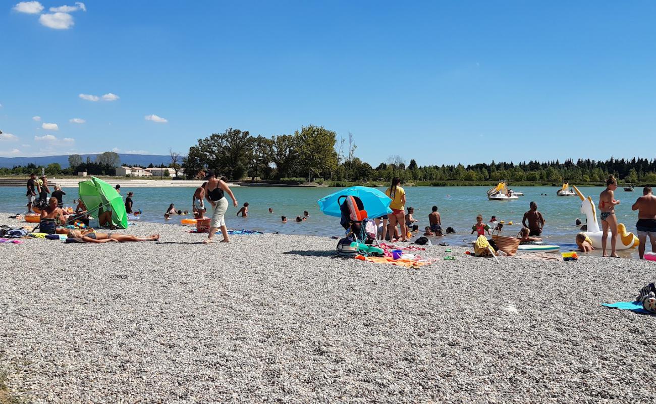 Plage du Lac de Monteux'in fotoğrafı gri ince çakıl taş yüzey ile