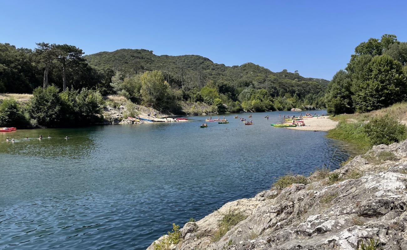 Plage le Pont du Gard'in fotoğrafı gri çakıl taşı yüzey ile