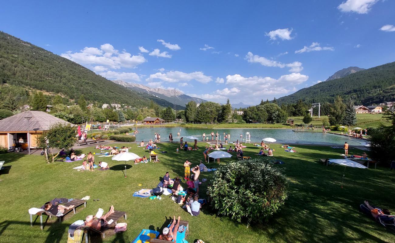 Plage du Lac du Pontillas Beach'in fotoğrafı açık bej kum yüzey ile