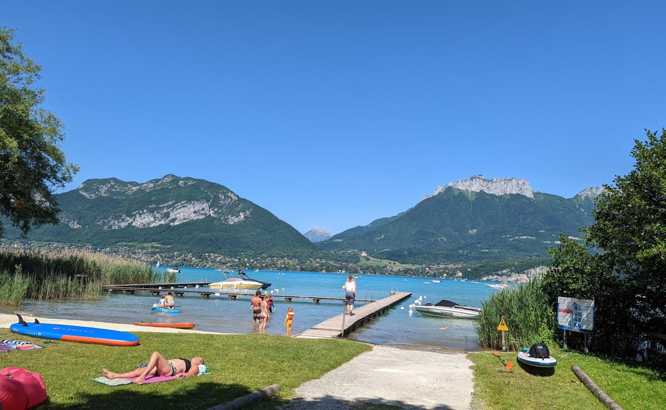 Plage Les Rives du Lac'in fotoğrafı çim yüzey ile