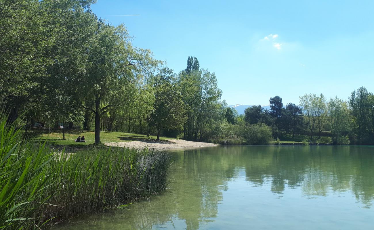 Plage du Plan d'Eau de Rumilly'in fotoğrafı parlak kum yüzey ile