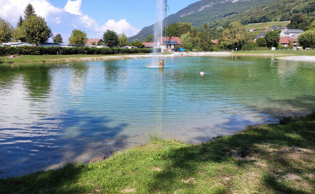 Plage du Plan d'eau de Serrieres-en-Chautagne'in fotoğrafı gri kum ve çakıllar yüzey ile