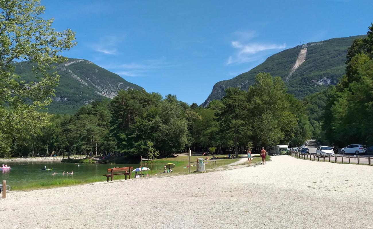 Plage du Plan d'eau de Motz'in fotoğrafı küçük gri çakıllar yüzey ile