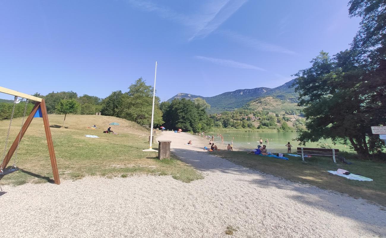 Plage Du Lac De Saint-Jean-de-Chevelu'in fotoğrafı parlak kum yüzey ile