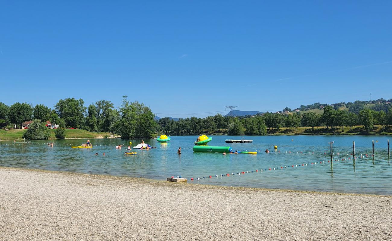 Plage du Lac De Romagnieu'in fotoğrafı gri ince çakıl taş yüzey ile