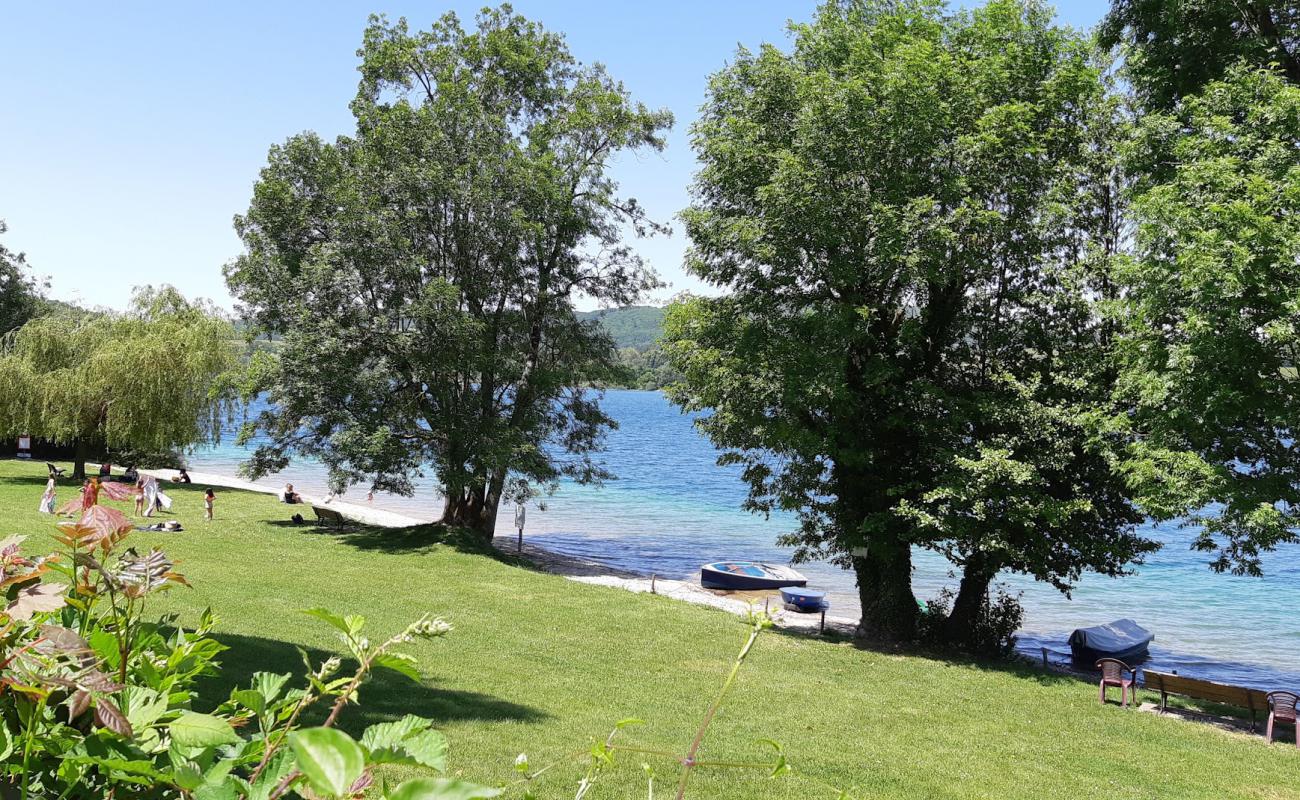 Plage Paladru'in fotoğrafı küçük gri çakıllar yüzey ile