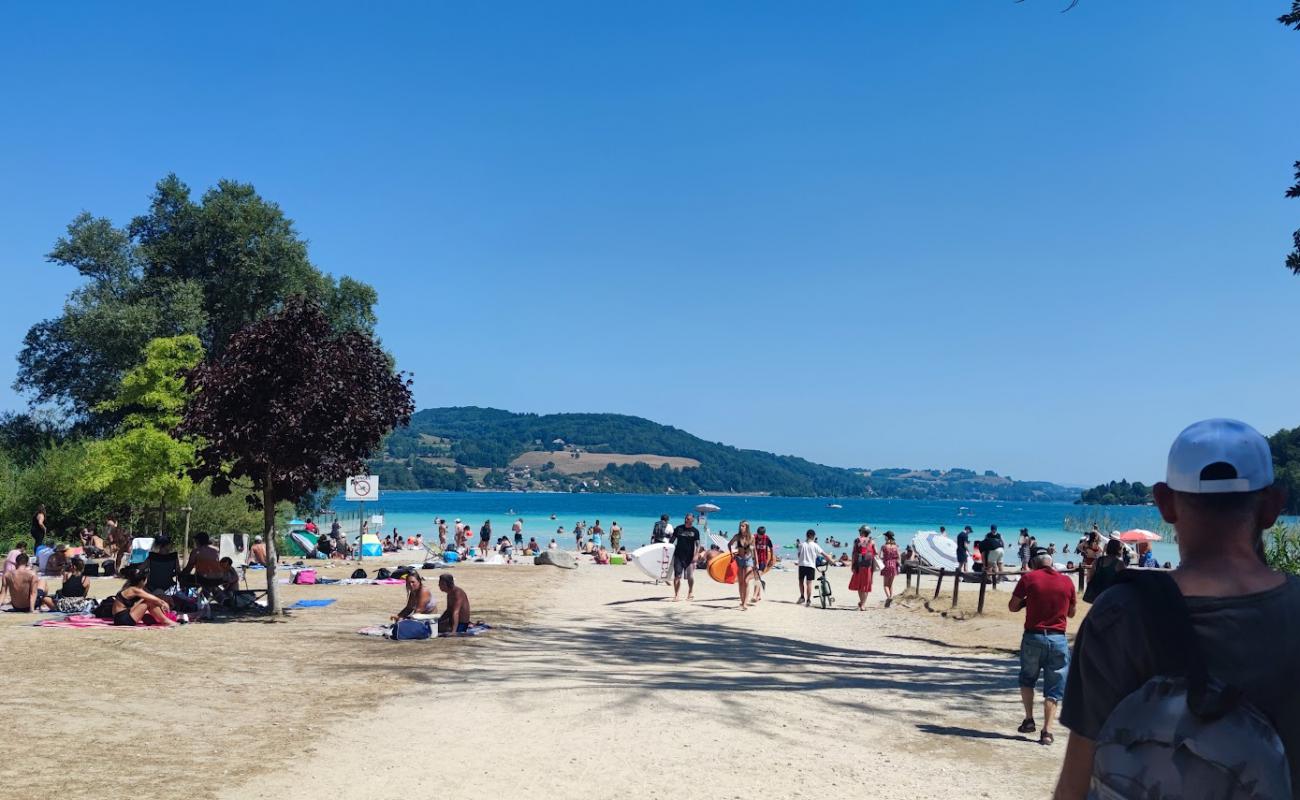 Plage municipale de Charavines'in fotoğrafı gri çakıl taşı yüzey ile