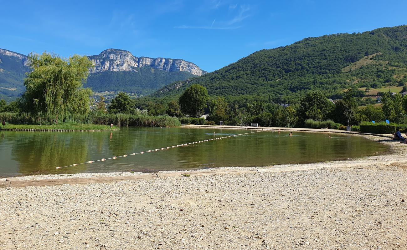 Plan d'Eau de Challes-les-Eaux Beach'in fotoğrafı gri çakıl taşı yüzey ile