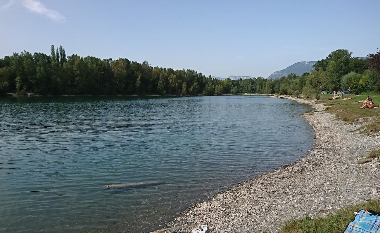 Plage du Plan D'eau Des Lones'in fotoğrafı gri çakıl taşı yüzey ile