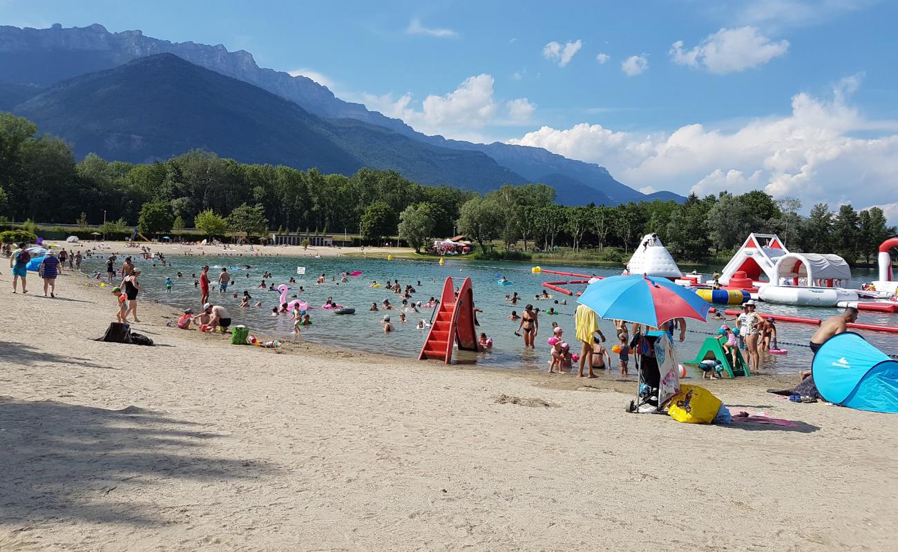 Plage du Lac de La Terrasse'in fotoğrafı açık bej kum yüzey ile
