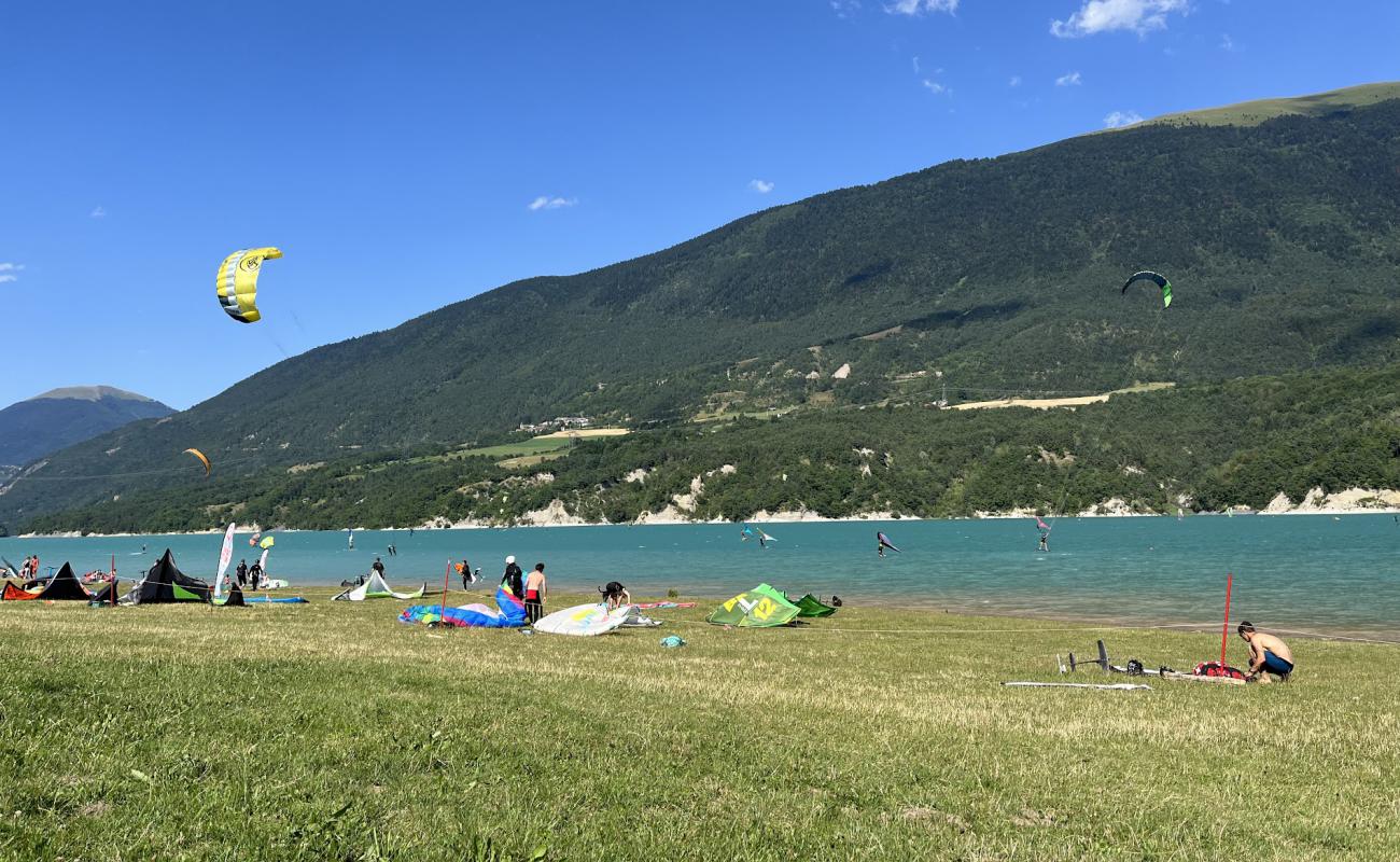 Plage Nord du Monteynard'in fotoğrafı taşlar yüzey ile