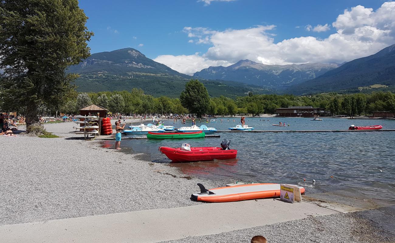 Plage du Plan d'Eau'in fotoğrafı gri ince çakıl taş yüzey ile