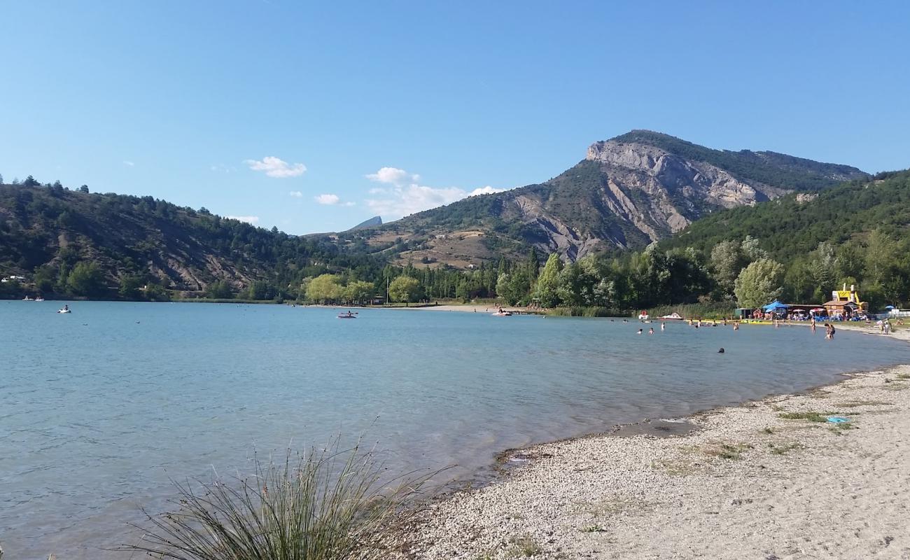 Plan d'eau du Riou Beach'in fotoğrafı kayalık arazi yüzey ile