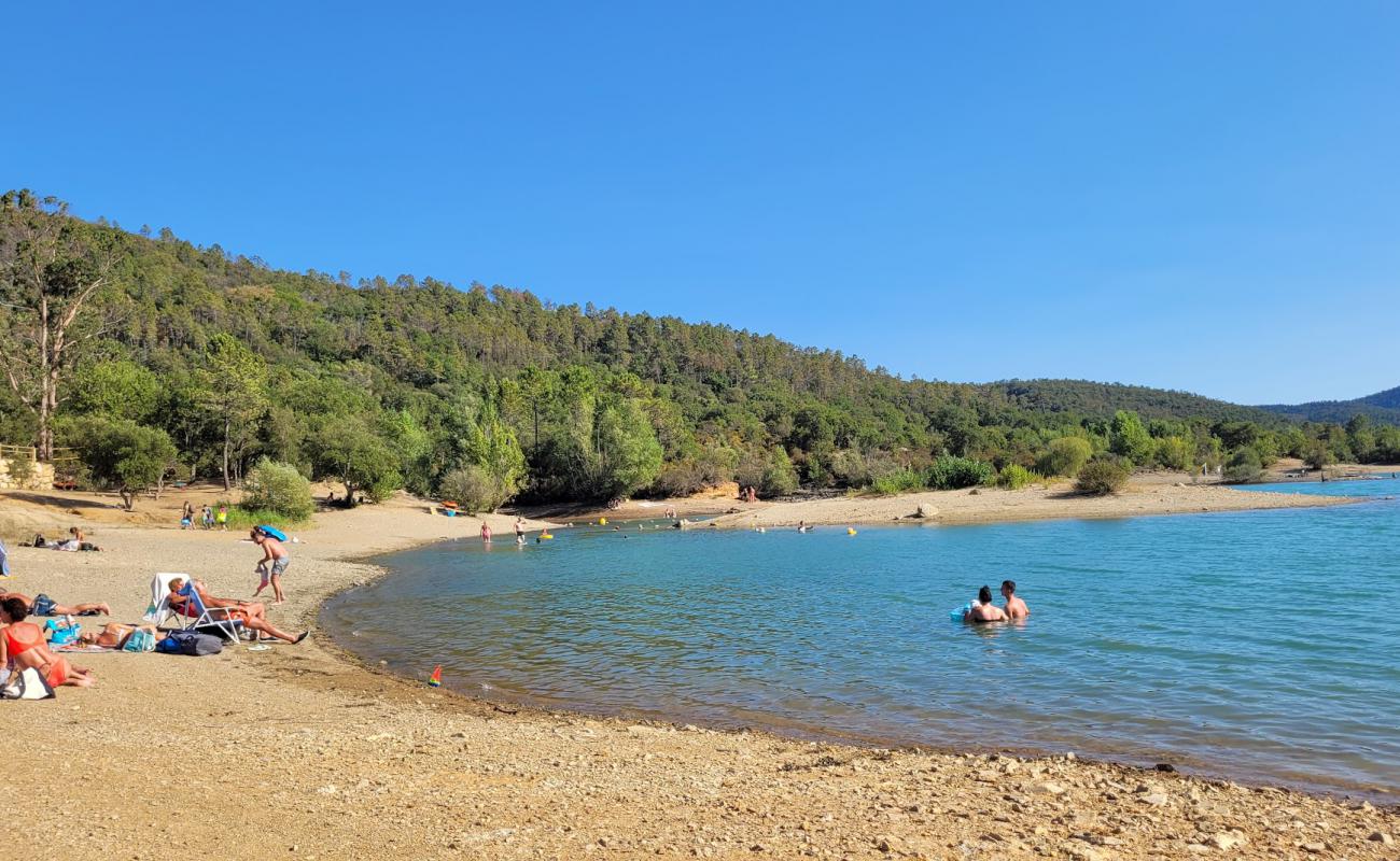 Plage Maison du Lac de Saint-Cassien'in fotoğrafı bej kum ve kayalar yüzey ile