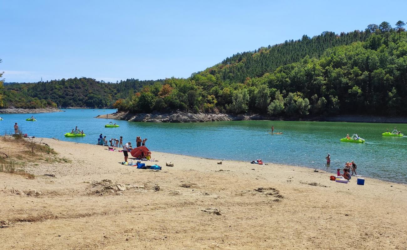 Plage De L'Americain'in fotoğrafı parlak kum ve kayalar yüzey ile