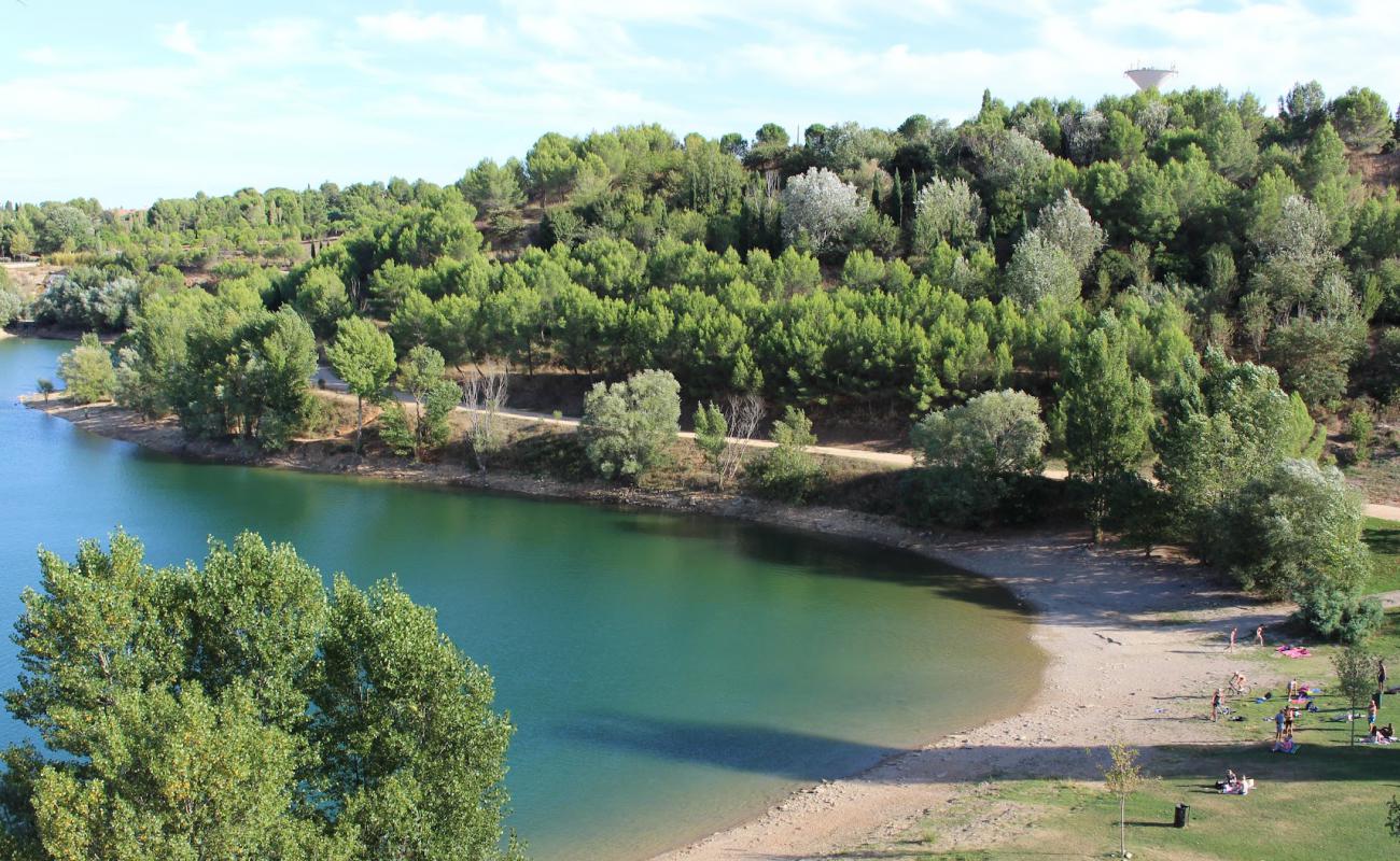 Plage du Lac du Cres'in fotoğrafı bej kum ve kayalar yüzey ile