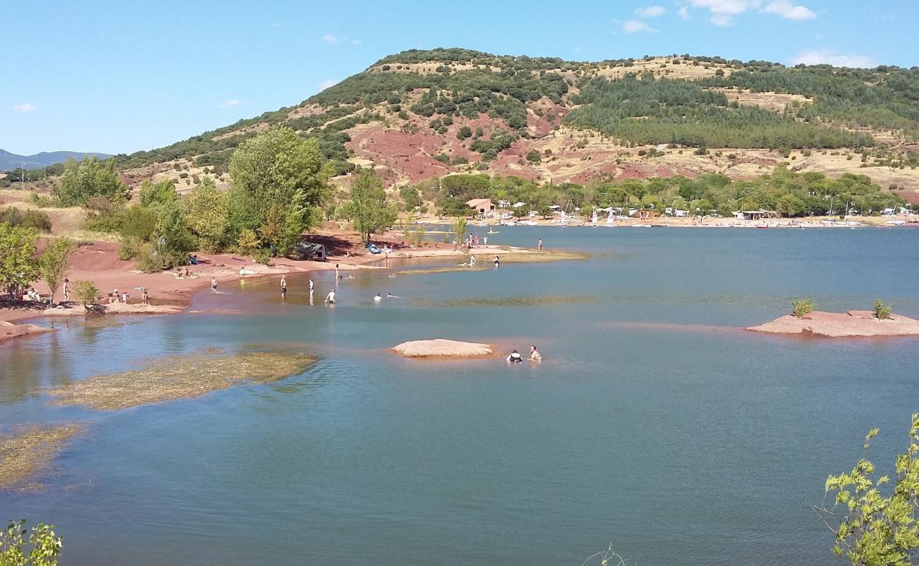 Plage du lac Salagou'in fotoğrafı taşlı kum yüzey ile
