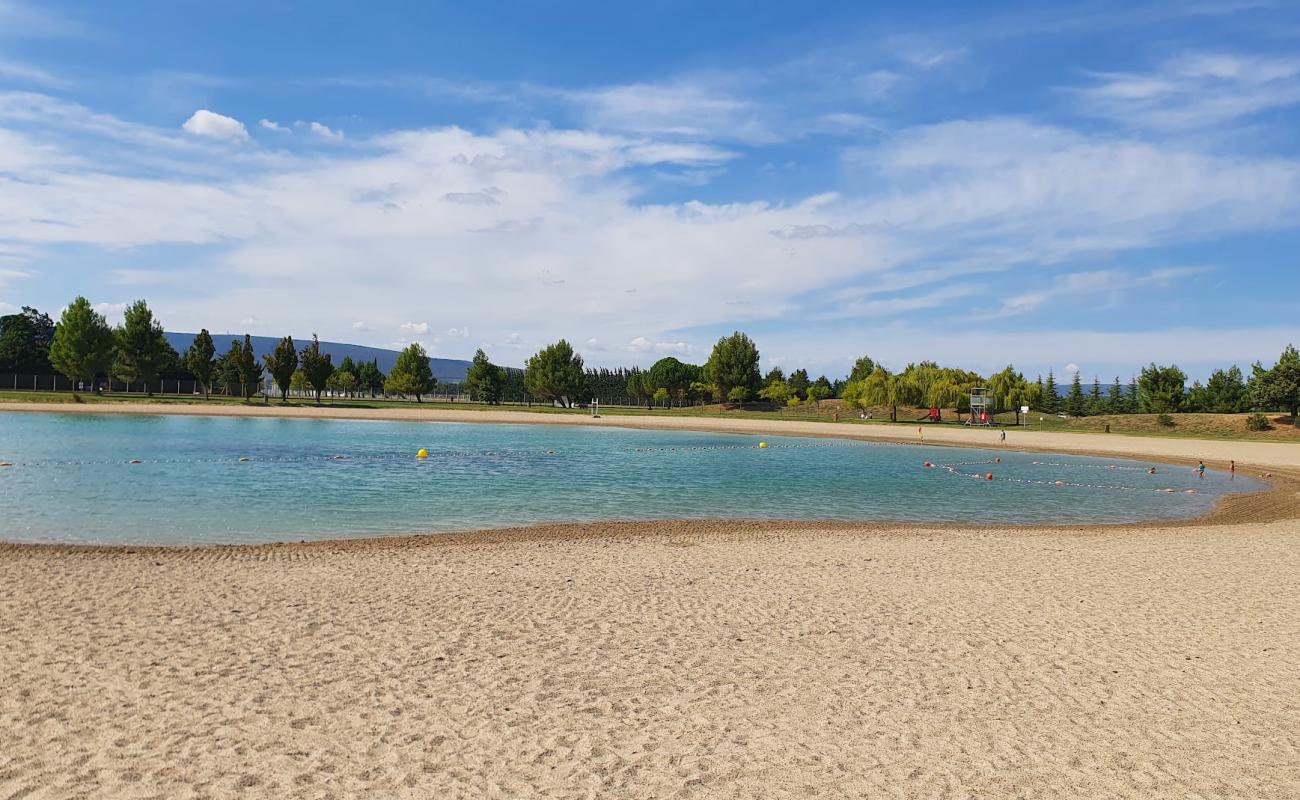 Plage du Lac de la Pignedore'in fotoğrafı gri kum yüzey ile