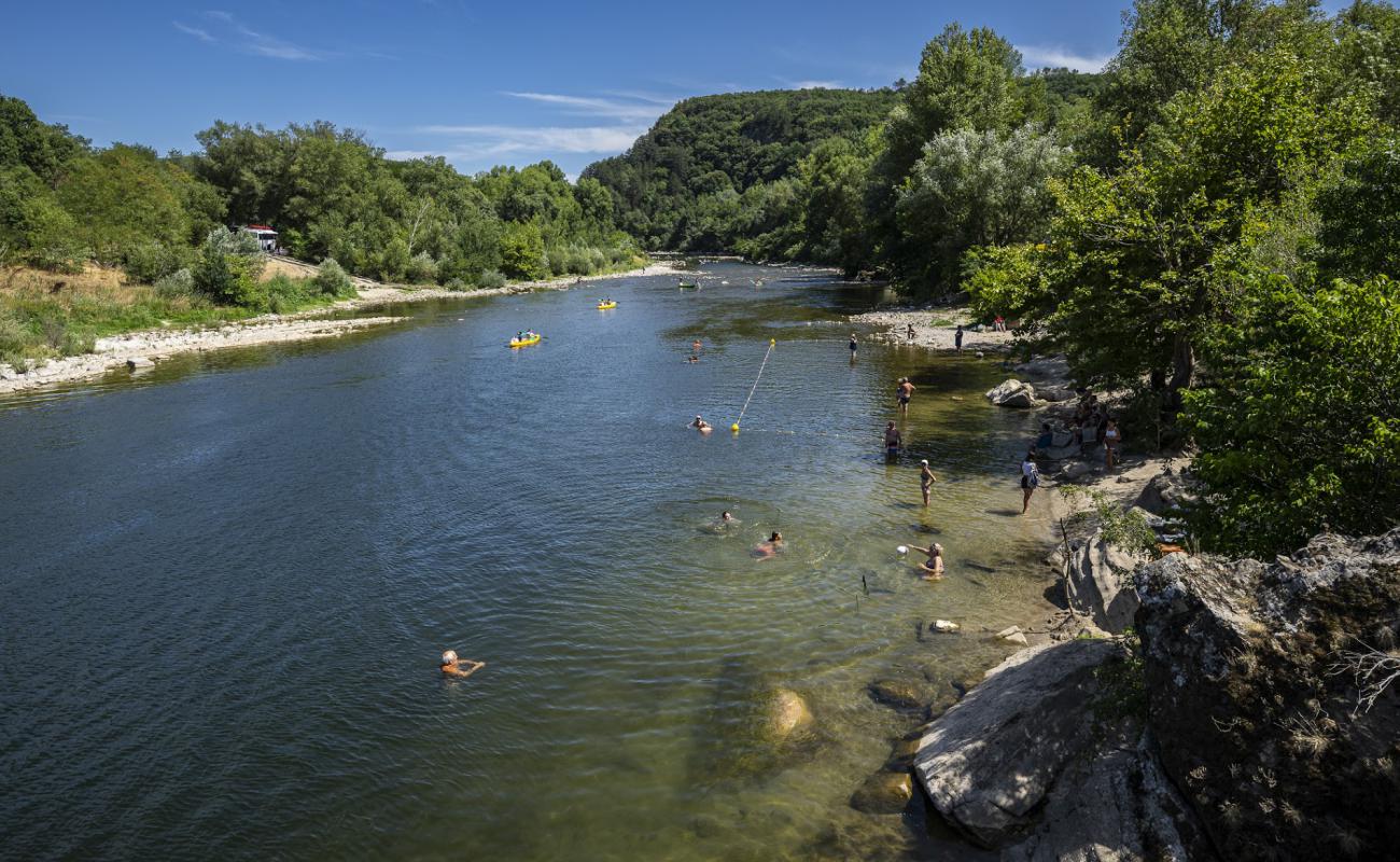 Plage Salavas'in fotoğrafı kayalık arazi yüzey ile