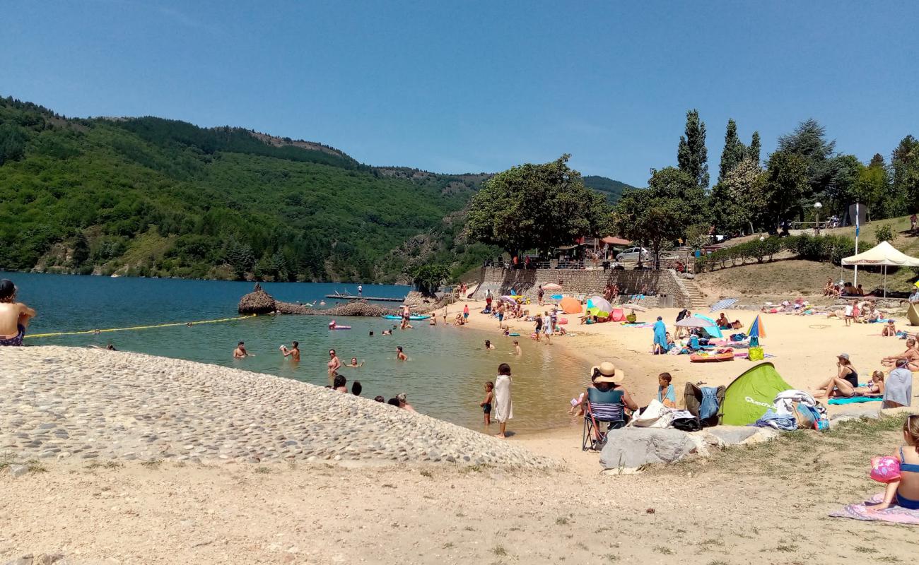 Plage du Lac de Villefort'in fotoğrafı parlak kum yüzey ile