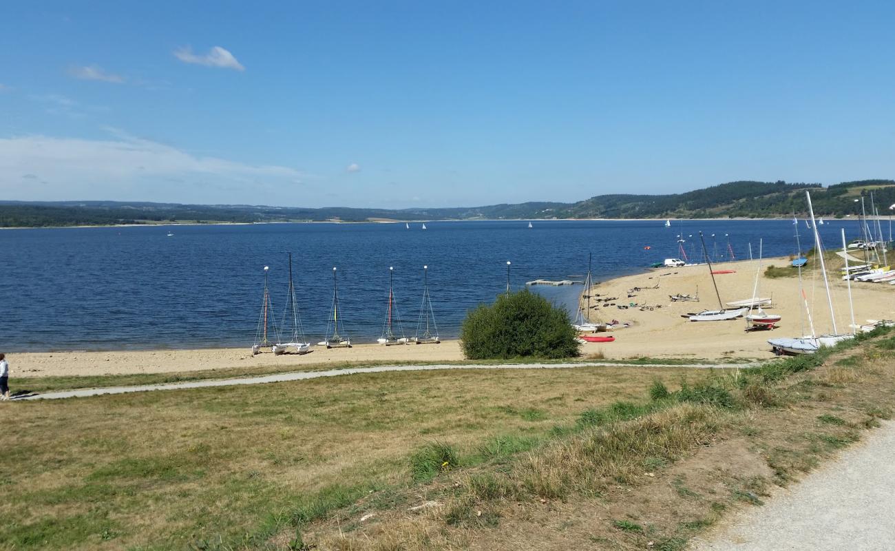 Plage du Lac de Naussac'in fotoğrafı parlak kum ve kayalar yüzey ile