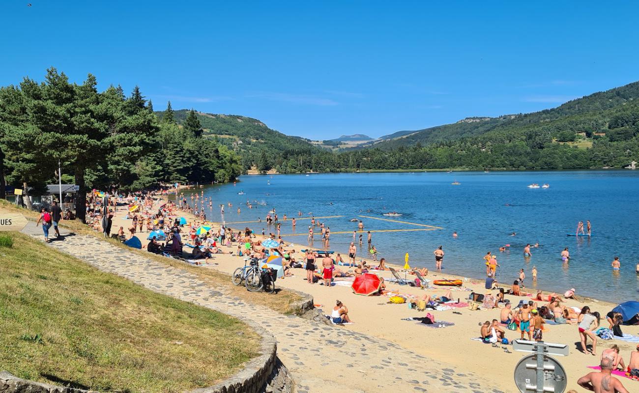 Plage du lac d'Issarles'in fotoğrafı parlak kum yüzey ile