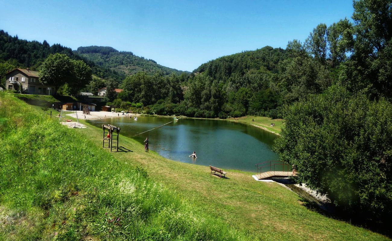 Plage du Plan D'eau'in fotoğrafı parlak kum yüzey ile