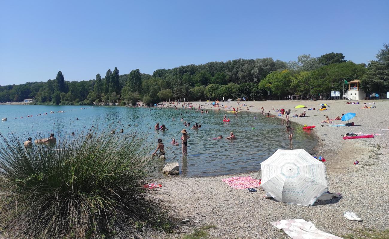 Plage Vannades'in fotoğrafı küçük gri çakıllar yüzey ile