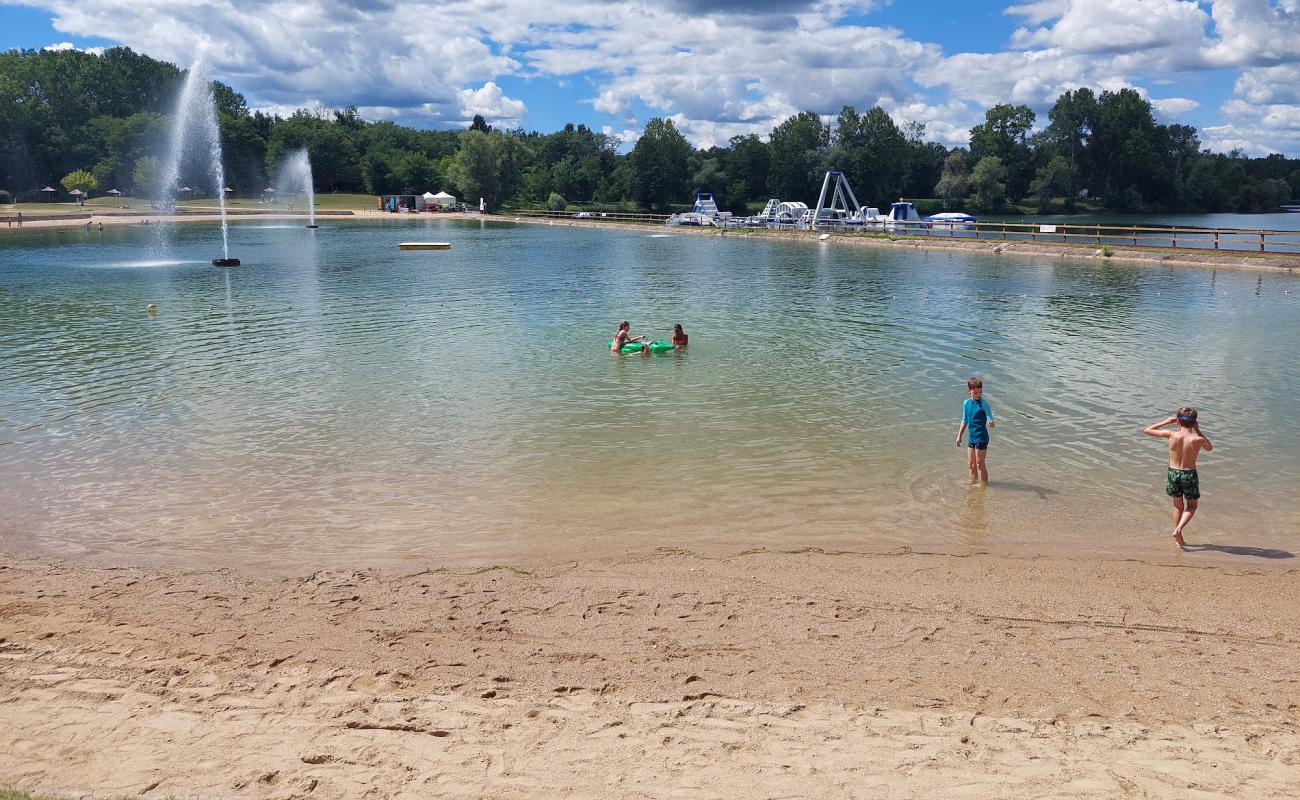 Plage du Lac de Cormoranche'in fotoğrafı açık bej kum yüzey ile