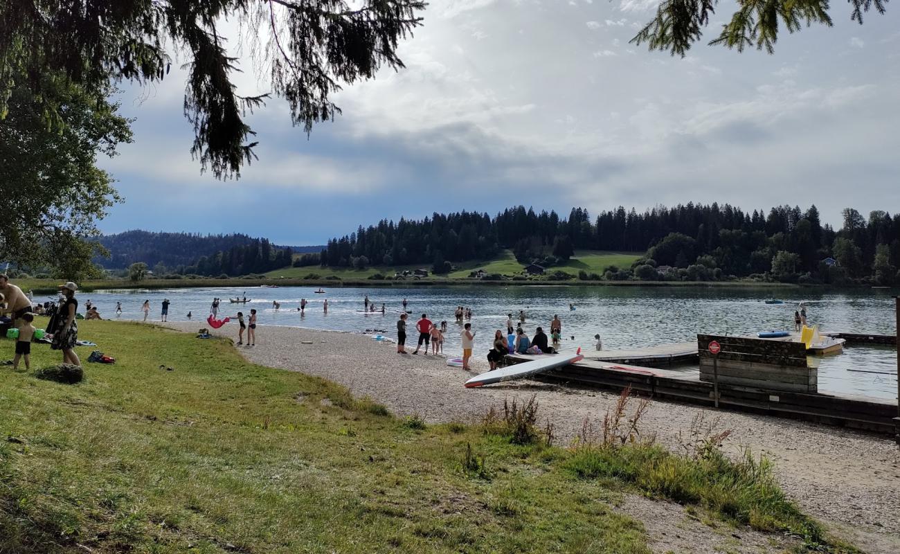 Plage des Perrieres'in fotoğrafı küçük gri çakıllar yüzey ile