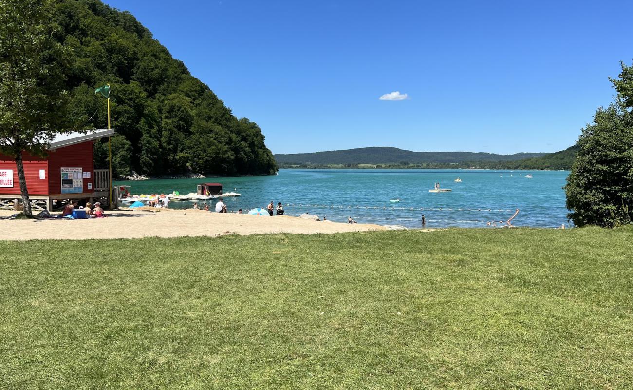 Plage du Domaine de Chalain'in fotoğrafı parlak kum yüzey ile