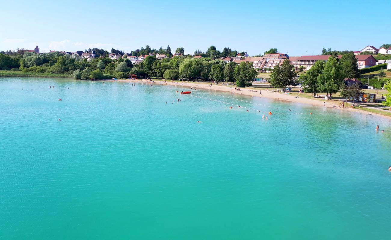 Plage Clairvaux les Lacs'in fotoğrafı parlak kum yüzey ile