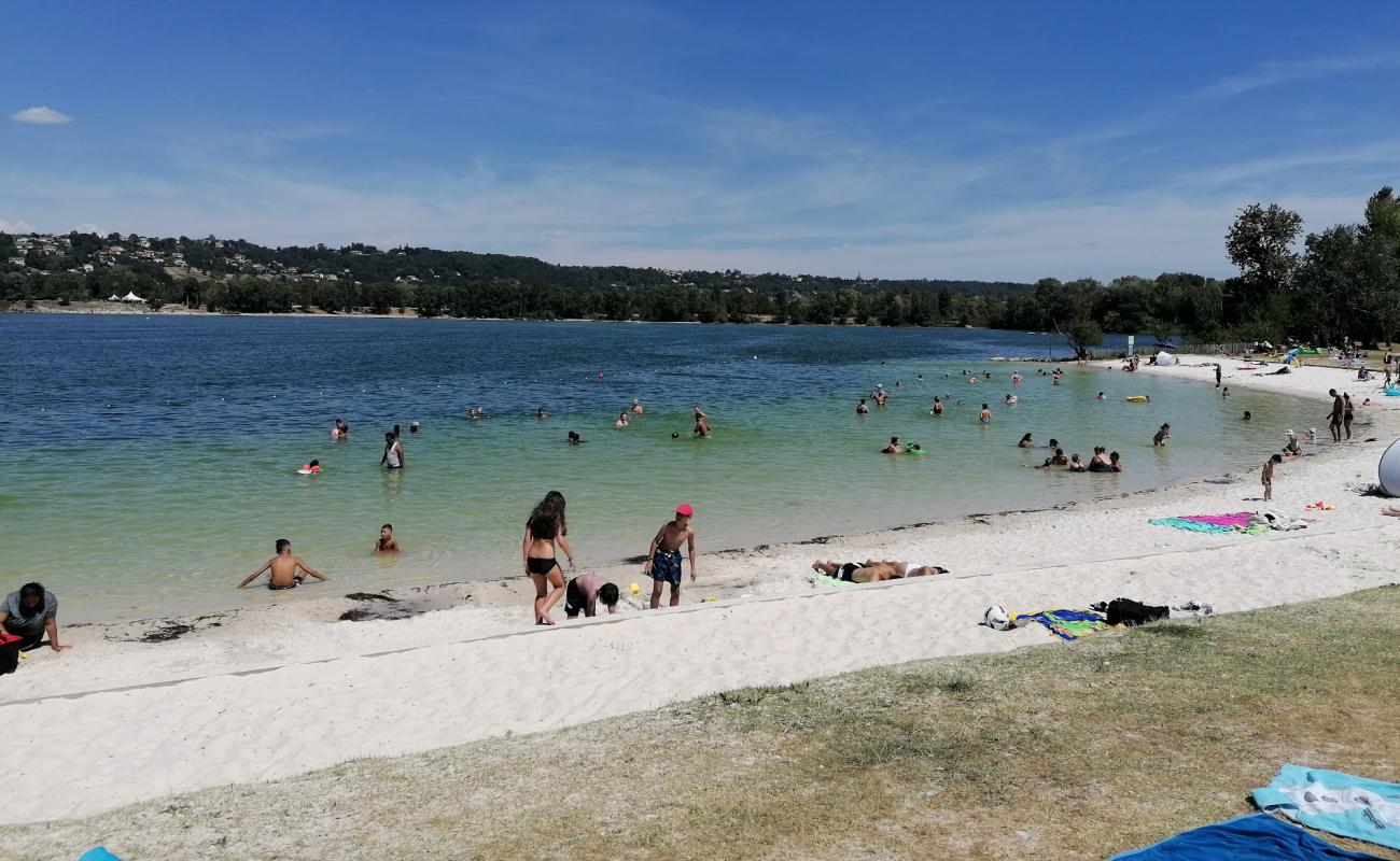Plage de L'atol'in fotoğrafı açık bej kum yüzey ile
