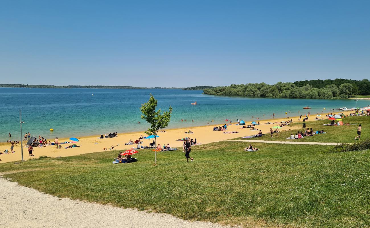 Plage de Mesnil-Saint-Pere'in fotoğrafı açık bej kum yüzey ile