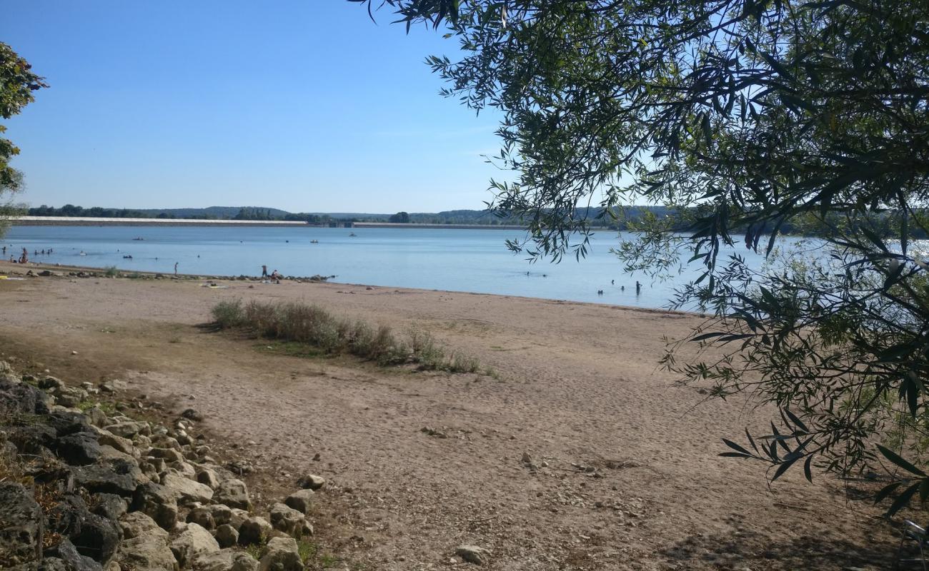 Plage du Lac de Villegusien'in fotoğrafı parlak kum yüzey ile