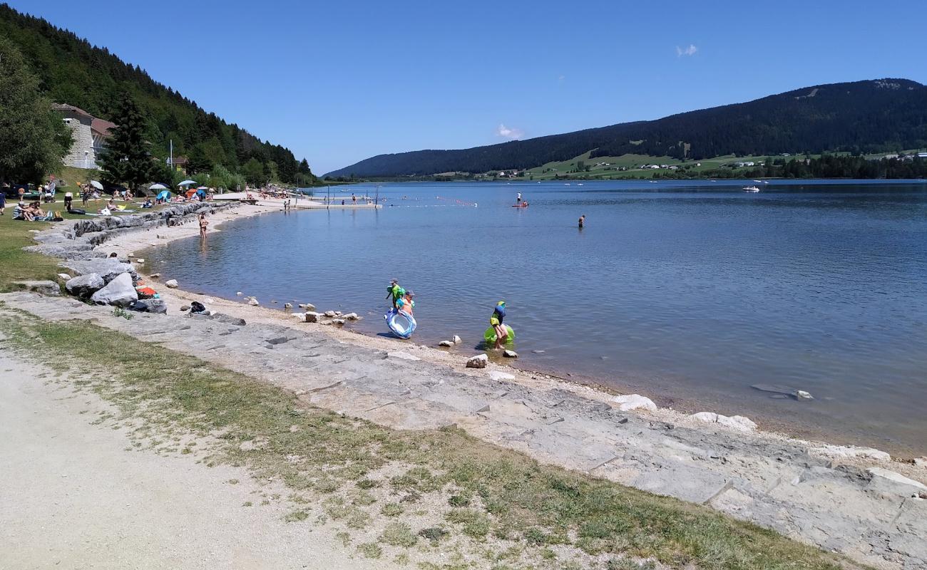 Plage du Lac des Rousses'in fotoğrafı hafif ince çakıl taş yüzey ile