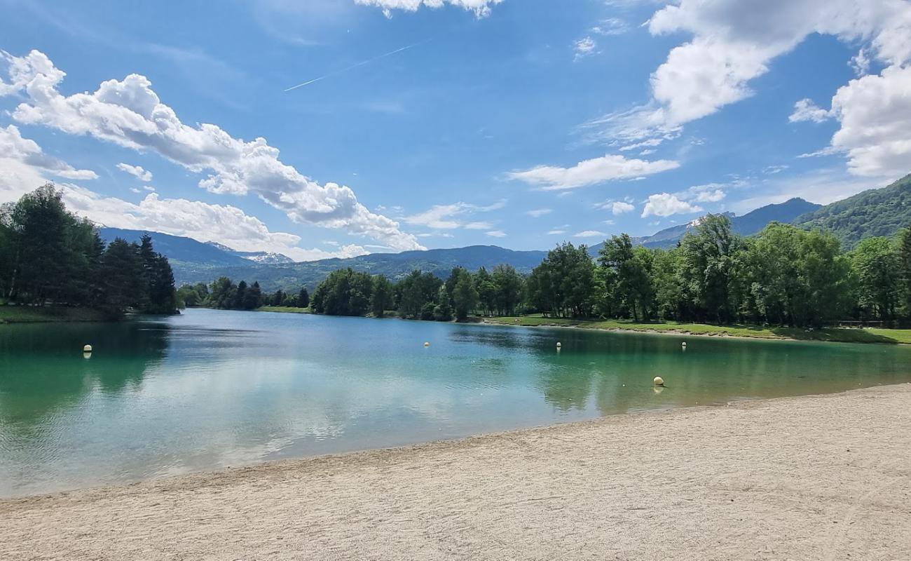 Plage du Lac des Ilettes'in fotoğrafı açık bej kum yüzey ile