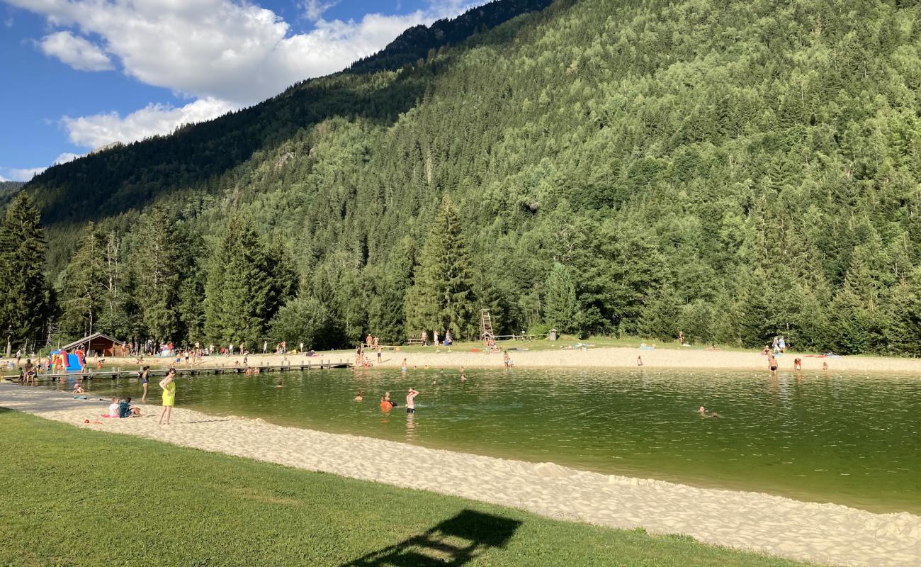 Plage du Lac de baignade du Pontet'in fotoğrafı açık bej kum yüzey ile