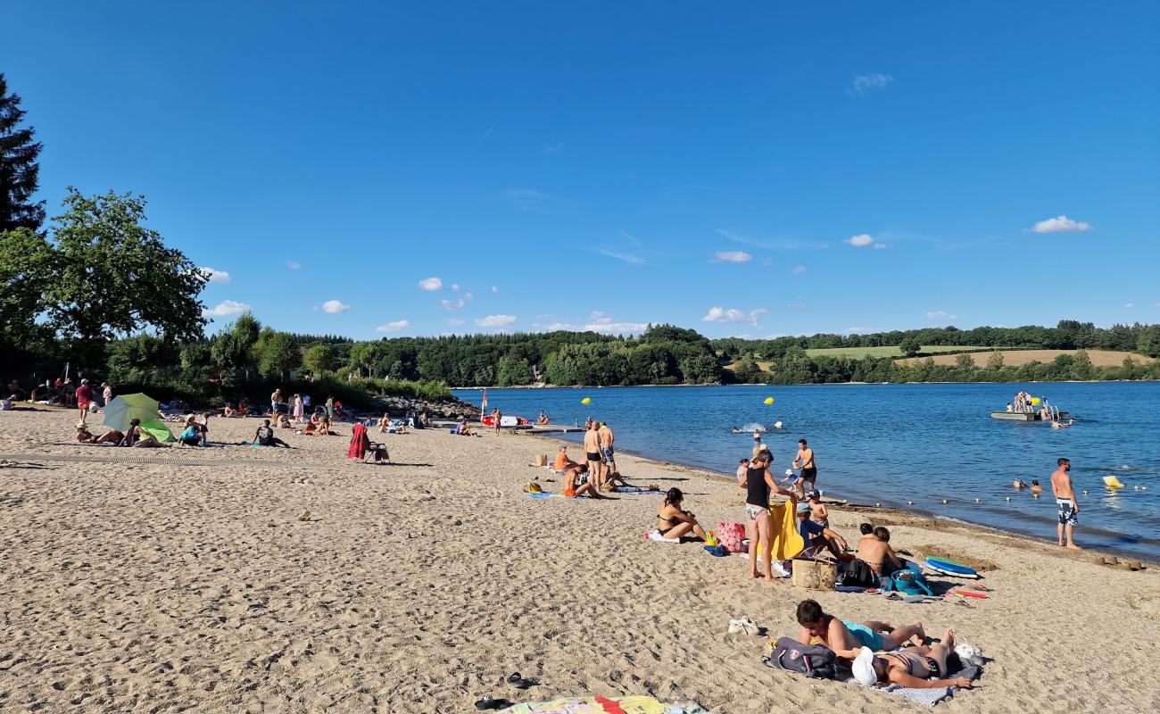 Plage de Pareloup'in fotoğrafı parlak kum yüzey ile