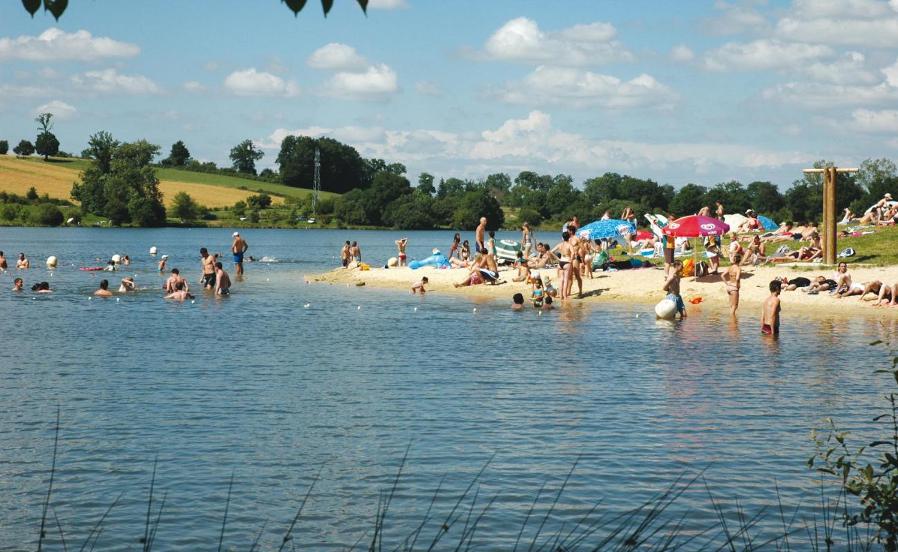 Plage du Lac du Val de Lenne'in fotoğrafı açık bej kum yüzey ile