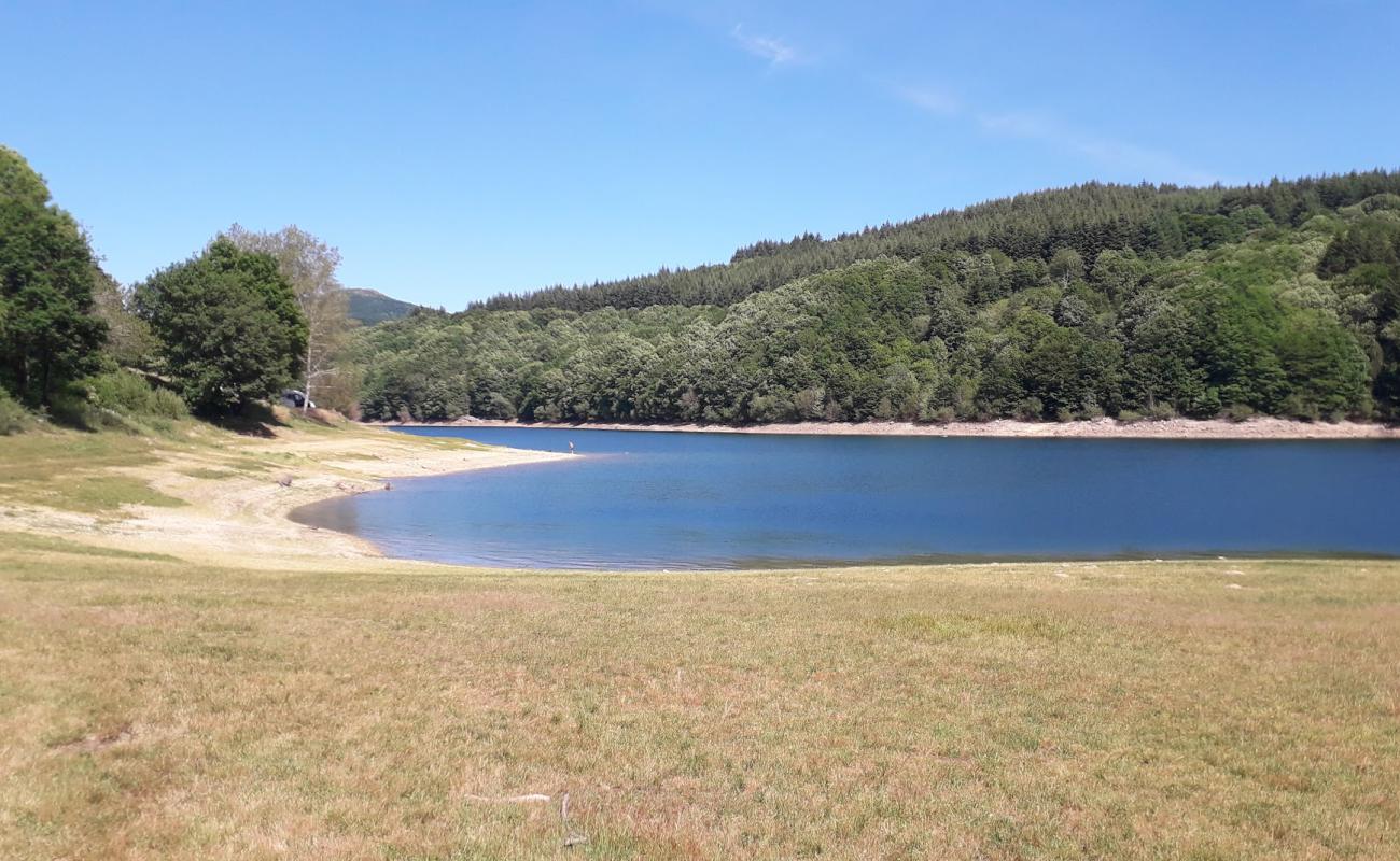 Plage de loisirs du Lac du Laouzas'in fotoğrafı küçük gri çakıllar yüzey ile