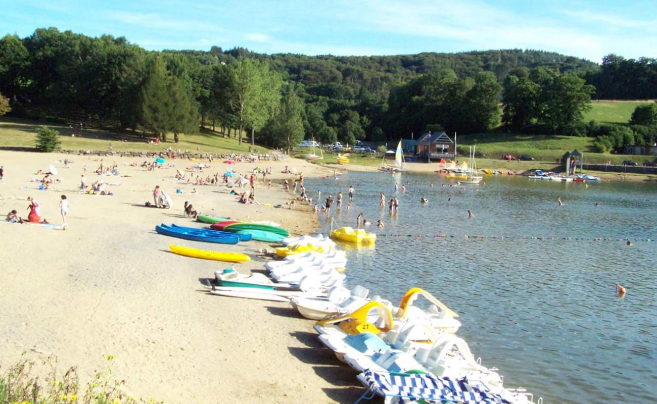 Plage de La Salvetat-sur-Agout'in fotoğrafı bej kum ve kayalar yüzey ile