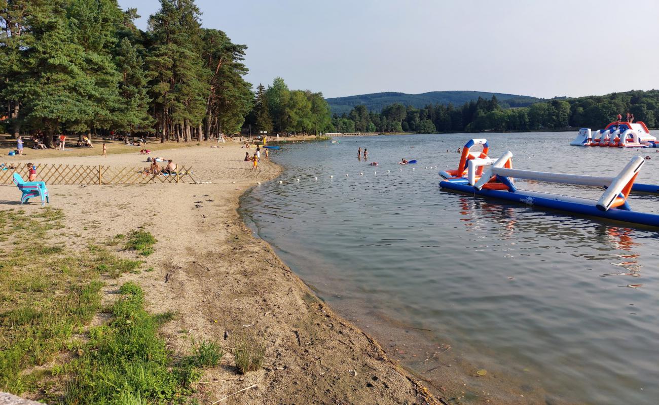 Plage du Lac des Montagnes'in fotoğrafı açık bej kum yüzey ile