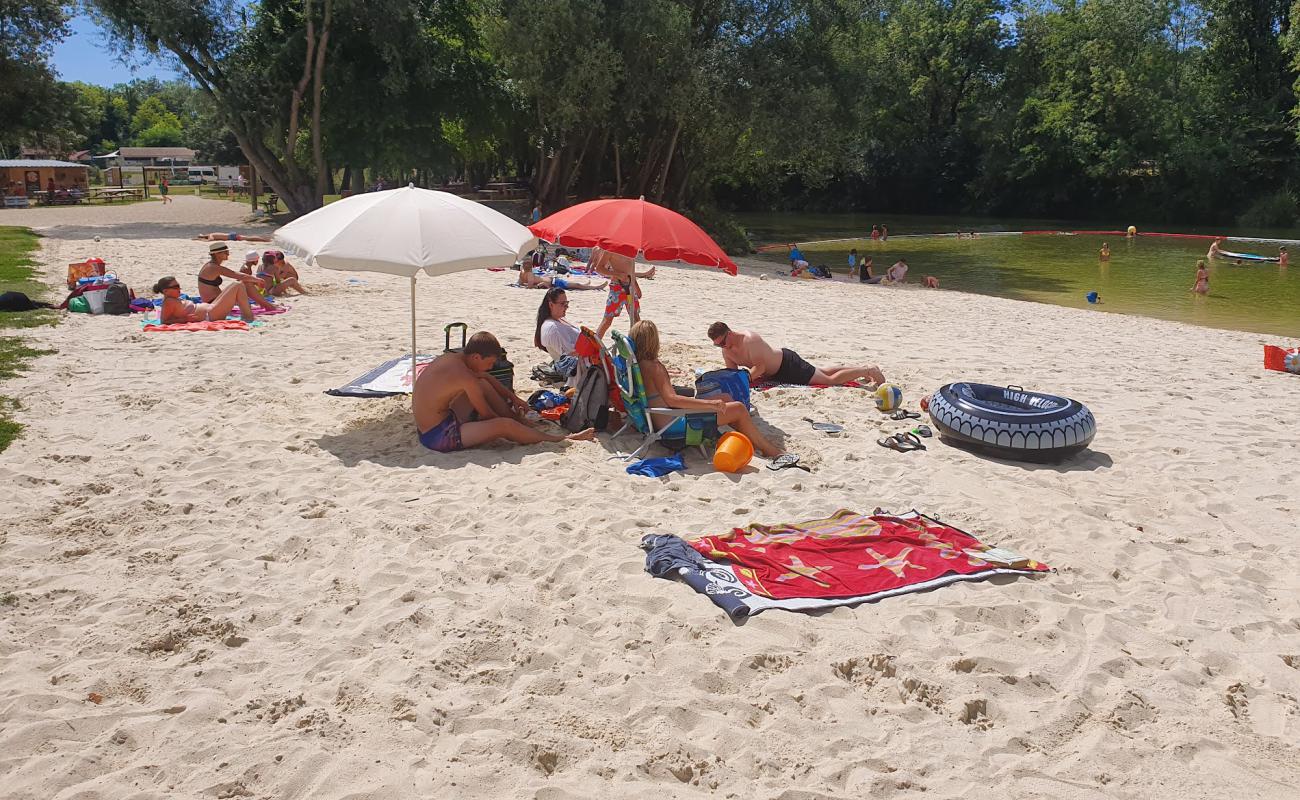 Aire de Loisirs du Bain des Dames'in fotoğrafı açık bej kum yüzey ile