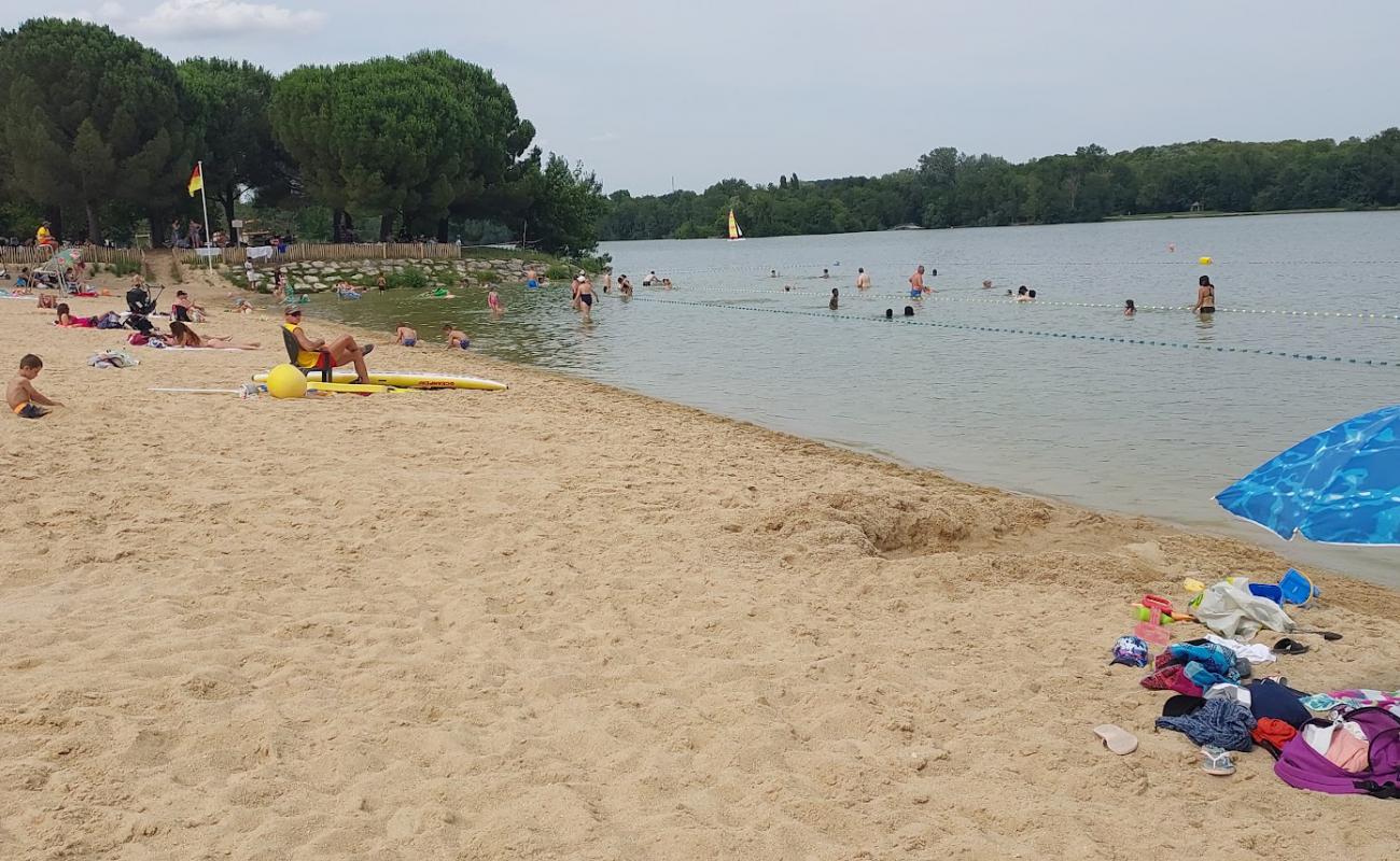 Plage du Plan d'Eau'in fotoğrafı açık bej kum yüzey ile