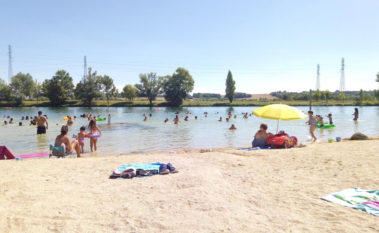 Plage Varennes-sur-Seine'in fotoğrafı açık bej kum yüzey ile