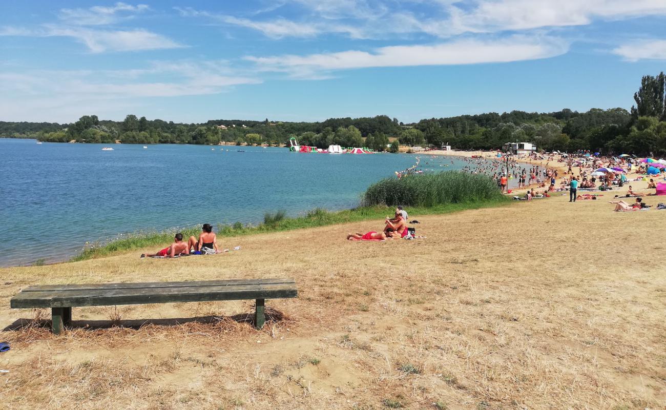 Plage du Lac de Saint-Cyr'in fotoğrafı açık bej kum yüzey ile